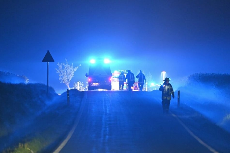 Rettungskräfte vor Ort sichern die Unfallstelle.