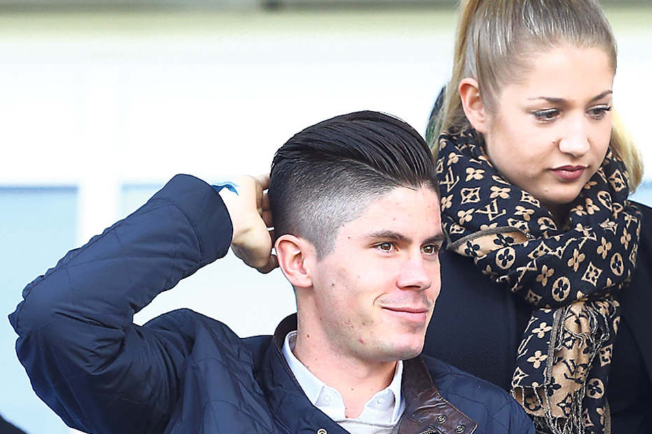 Oft saß Dennis Mast auch nur auf der Tribüne,hier mit Freundin Frances.