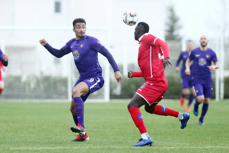 Emmanuel Iyoha schaut nach der Kopfballaktion von Birama Ndoye.