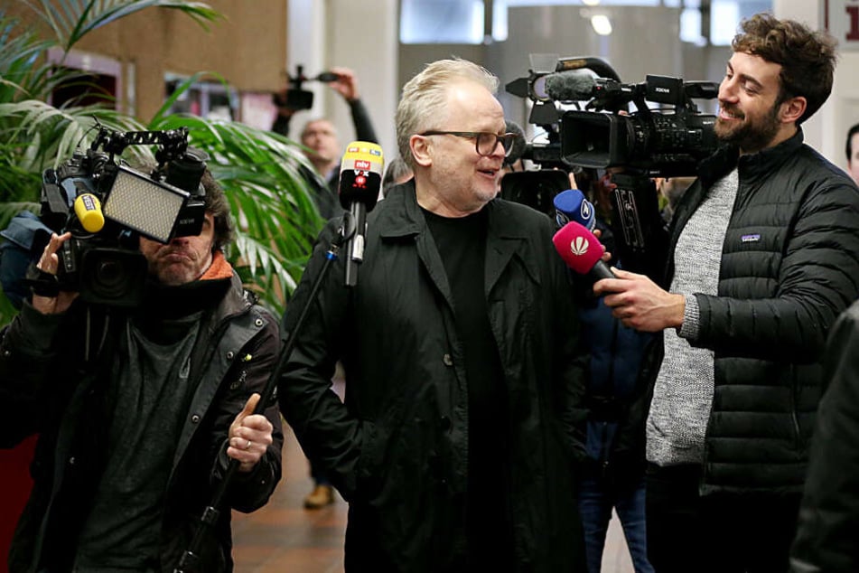 Als Herbert Grönemeyer (62) das Kölner Justizgebäude betrat, überschlugen sich die Fotografen und Fernsehteams.