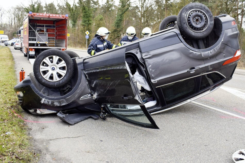 Der Ford-Fahrer hat sich nach dem Crash überschlagen.