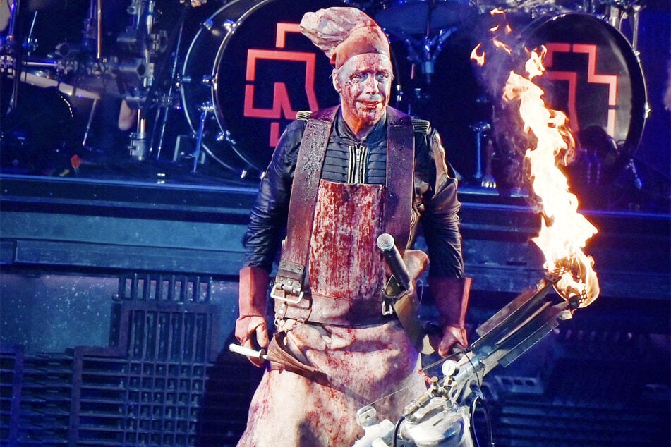 Eindeutig in Wort und Geste: Rammstein-Sänger Till Lindemann performt den Song "Mein Teil".