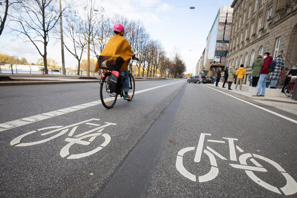 Eine Radfahrerin ist auf dem neuen XXL-Fahrradweg des Ballindamms unterwegs.