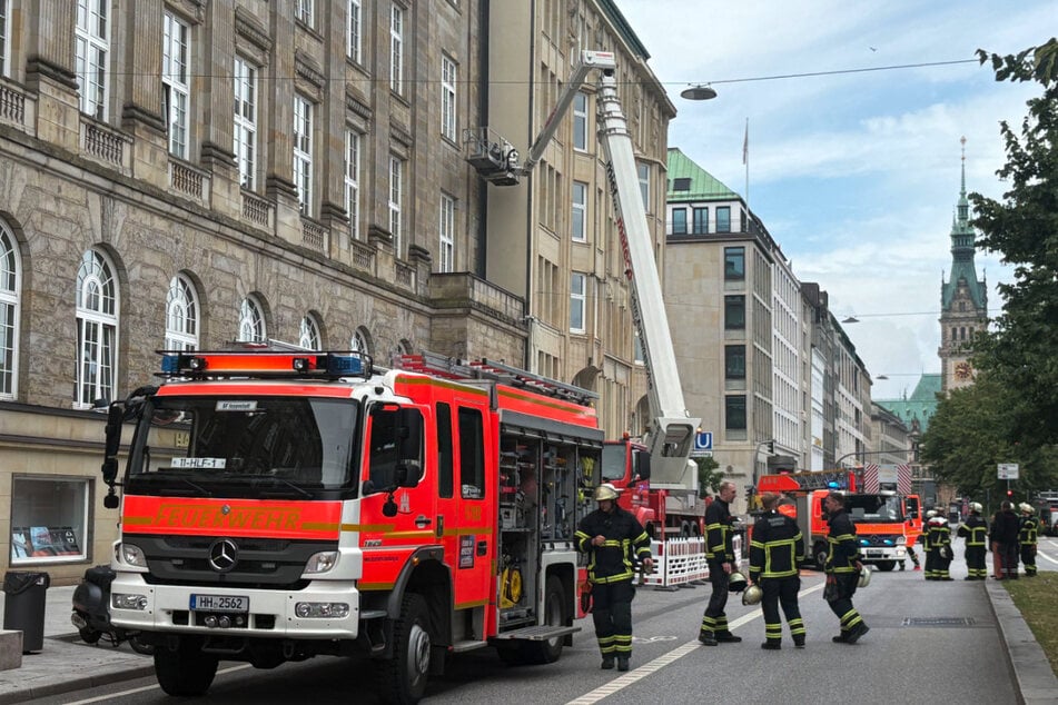 Die Feuerwehr rettete die beiden Arbeiter aus mehreren Metern Höhe mit einer Drehleiter.