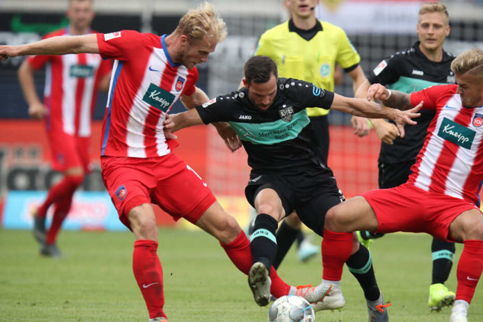 Hinspiel am 2. Spieltag: Die Heidenheimer Sebastian Griesbeck (links) und Niklas Dorsch (rechts) kämpfen mit dem Stuttgarter Gonzalo Castro um den Ball.