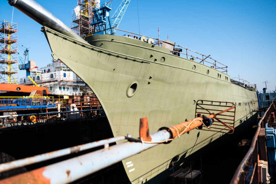 Der Rumpf der Gorch Fock steht in der Werft.
