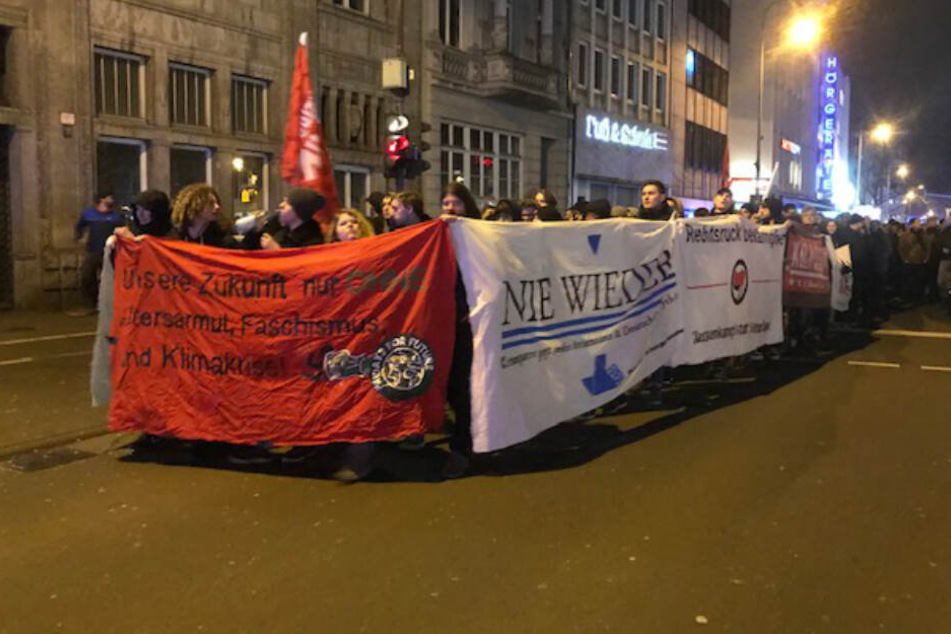 Menschen bei einer Demonstration im nordrhein-westfälischen Köln.