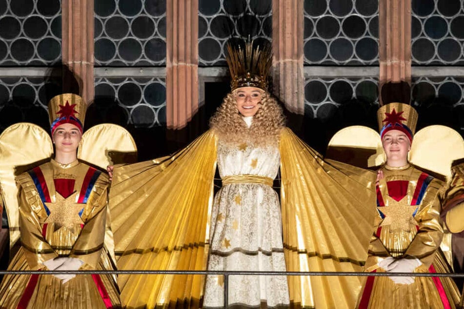 Mit dem feierlichen Prolog eröffnet Benigna Munsi (17) offiziell den Nürnberger Christkindlesmarkt 2019.