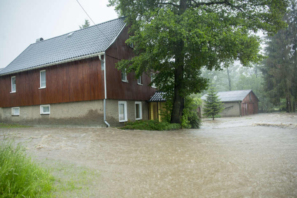 Bei einem Gewitter mit Starkregen in Adorf wurde eine Straße überflutet. Heftiger Starkregen hat am Donnerstag im westlichen Vogtland zu Überflutungen geführt.