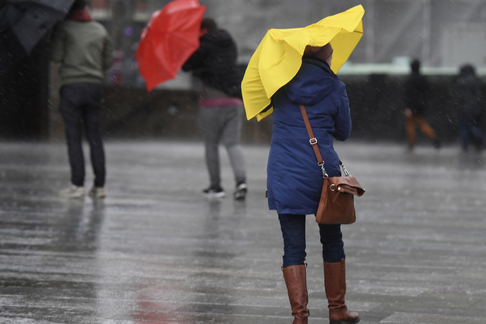 Den Regenschirm sollten man in NRW in den kommenden Tagen besser nicht vergessen!