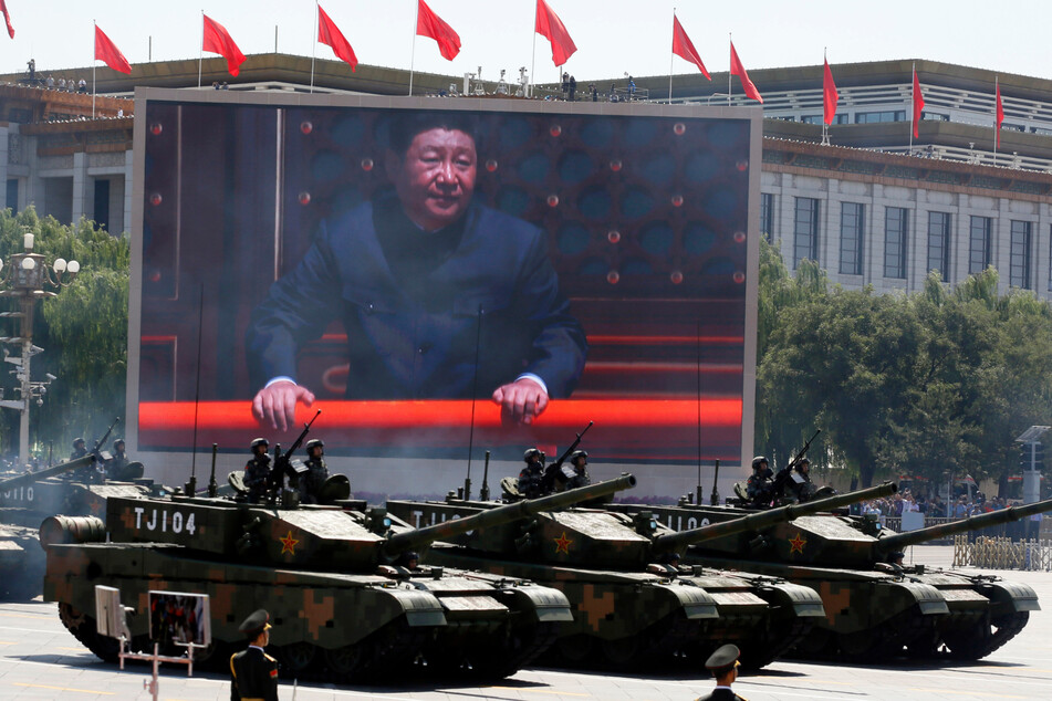 Gern lässt die Kommunistische Partei Panzer vom Typ 99A2 auf Paraden rollen. Doch was will Chinas Präsident Xi Jinping (69) wirklich?