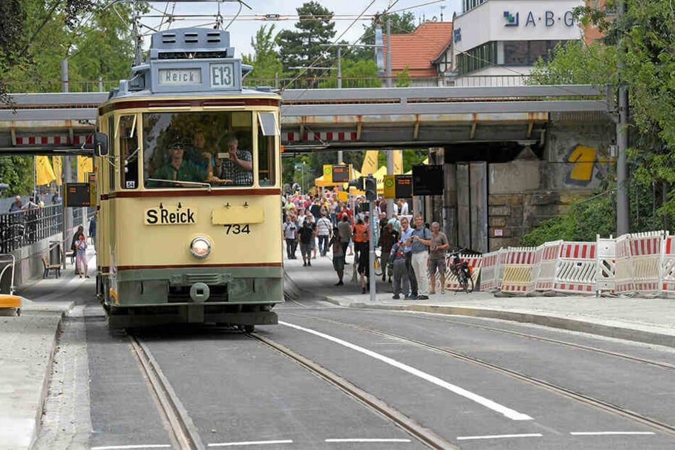 Neu trifft alt: Die erste Bahn, die über die frisch verlegten Gleise rollte, war der historische MAN-Zug (Baujahr 1913).
