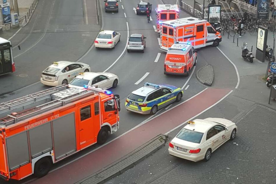 Die Polizei, Sanitäter und die Feuerwehr rückten am Mittwochabend an der Schildergasse am Neumarkt an.