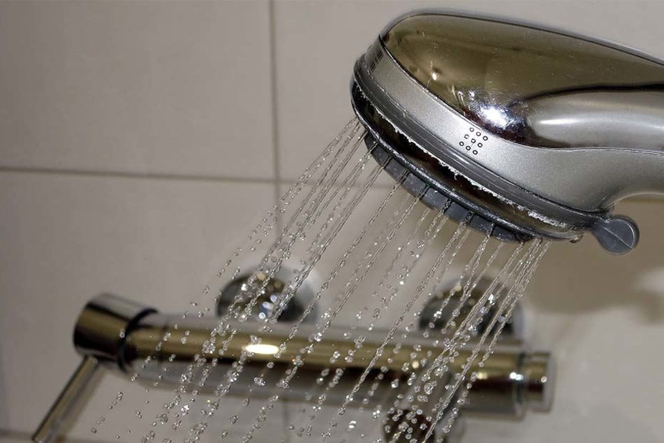 Michaela B. soll den Jungen für ein paar Minuten in der gefüllten Badewanne alleingelassen haben (Symbolbild).