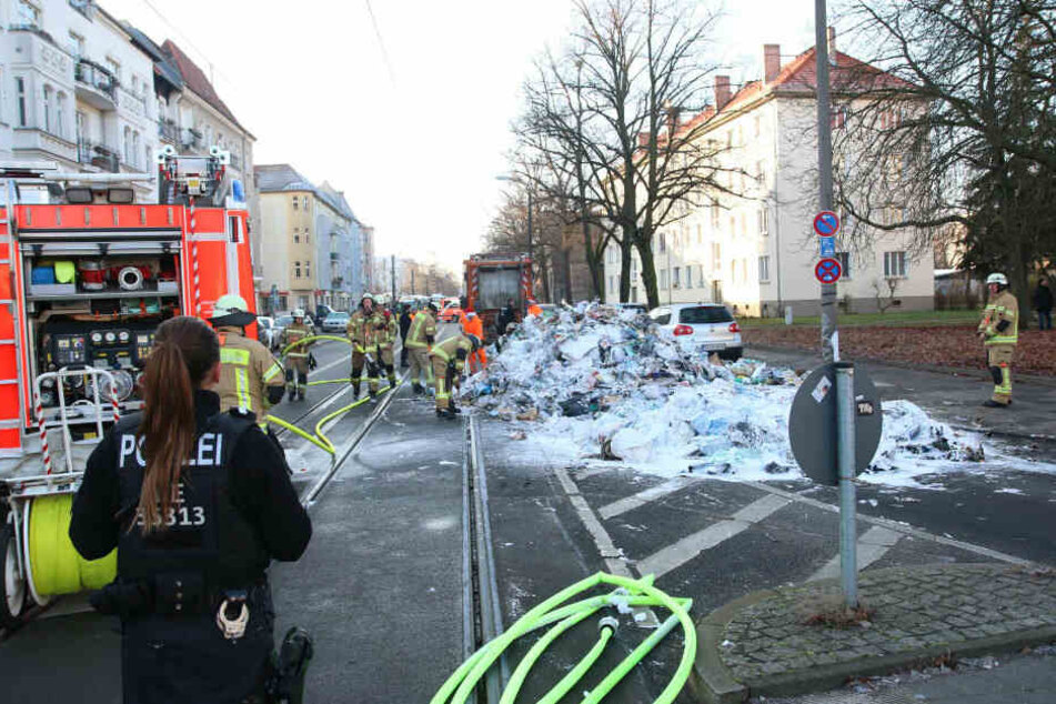 Die rund 8 Kubikmeter Müll wurden auf die Fahrbahn gekippt und durch die Feuerwehr abgelöscht.