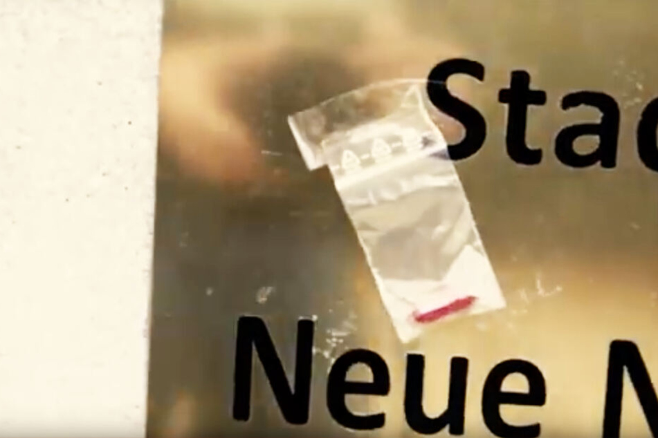 25.000 solcher Tütchen mit "bitteren Pillen" verteilten die Aktivisten im Leipziger Stadtgebiet, um Aufmerksamkeit zu erzeugen.
