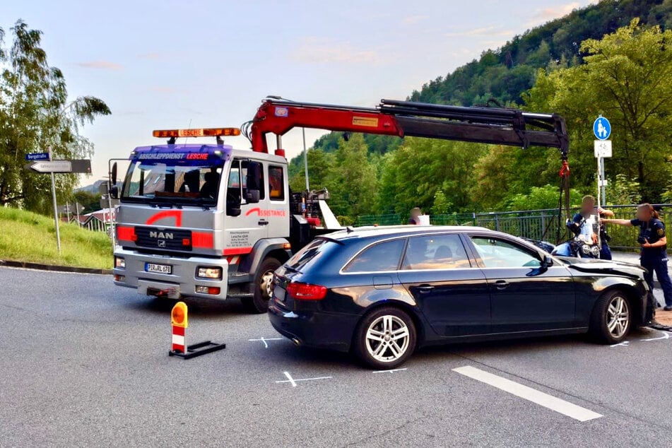 Beide Fahrzeuge mussten abgeschleppt werden.