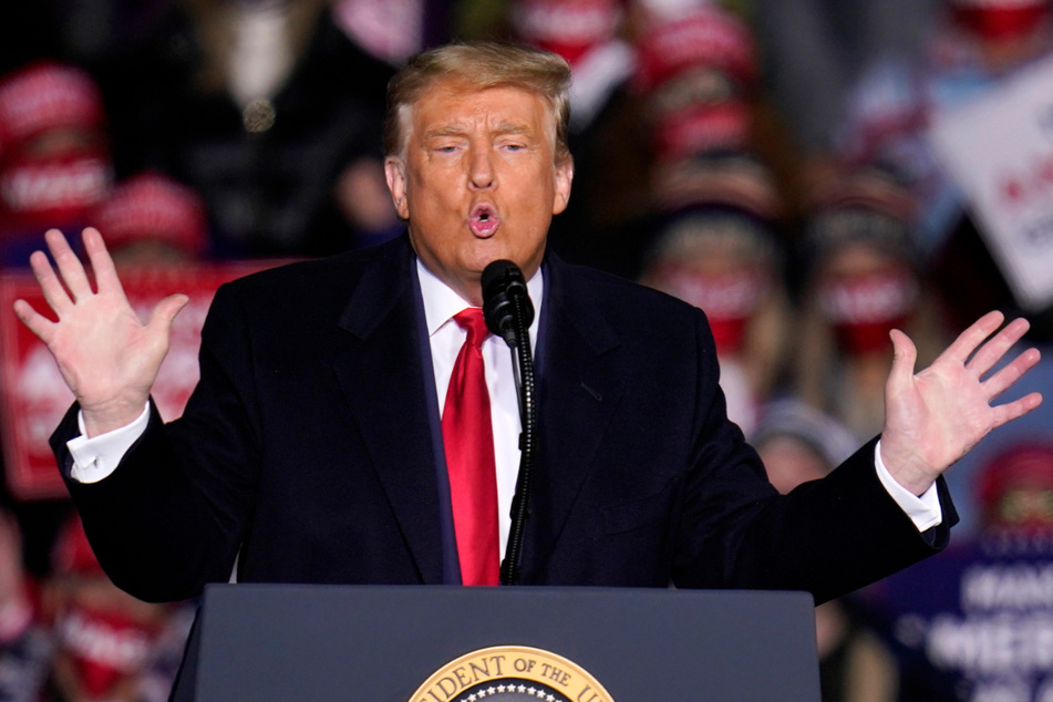 Donald Trump (74) glaubt, dass die Medien ihn schlechter behandeln würden als seinen Kontrahenten Joe Biden (77).