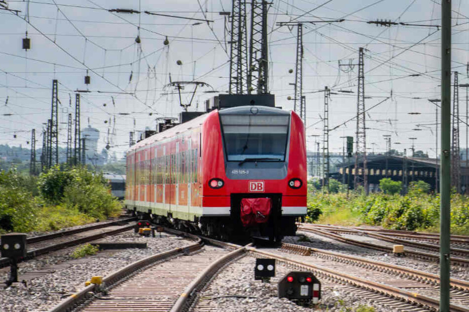 Die Polizei ermittelt wegen gefährlichen Eingriffs in den Bahnverkehr. (Symbolbild)