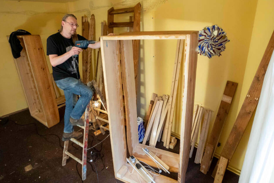 Hausmeister Andreas Richter (43) baut in Lollis Homestay neue Betten zusammen.