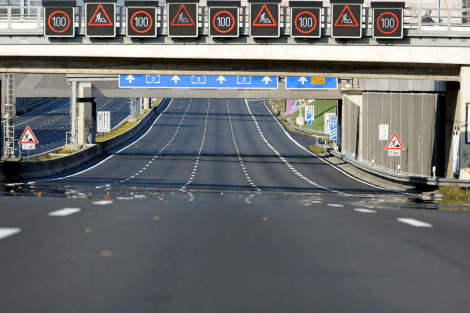 Bild aus dem Jahr 2009: Die Fahrbahnen der Autobahn 3 sind bei Köln nach einer Sperrung leer.