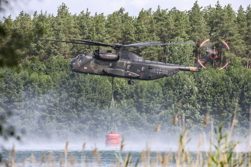 Wegen des heftigen Waldbrandes müssen Hubschrauber der Bundeswehr unterstützen.