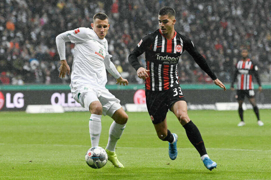 Andre Silva (r.) im Zweikampf mit Maximilian Eggestein: Der Portugiese hätte mehrfach den Frankfurter Führungstreffer erzielen können.