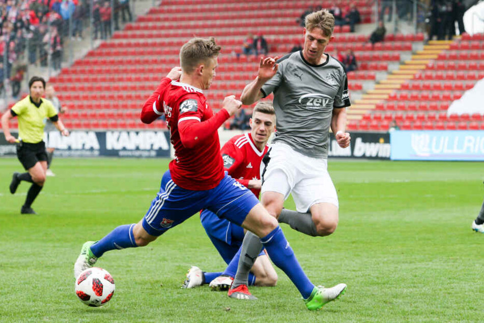 Lion Lauberbach (im Zweikampf mit Lucas Hufnagel) erzielt das 1:0 für den FSV.