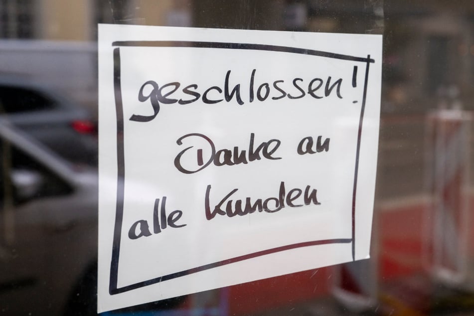 Stummer Verkünder einer Krise: Ein Schild mit der Aufschrift "Geschlossen! Danke an alle Kunden" hängt an der Tür eines Comic-Ladens in München.