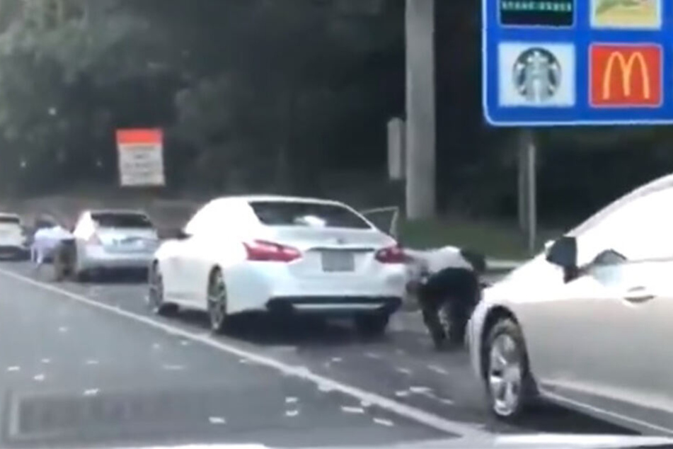 Etliche Autofahrer stoppten, um die Scheine einzusammeln.