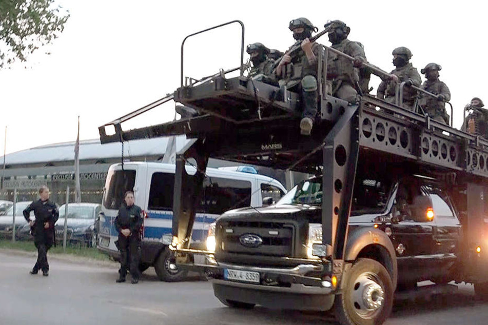Mit diesem Spezialfahrzeug rammten die Beamten das Vereinsheim auf.
