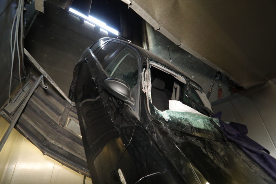 Der BMW in der durchbrochenen Tiefgarage.
