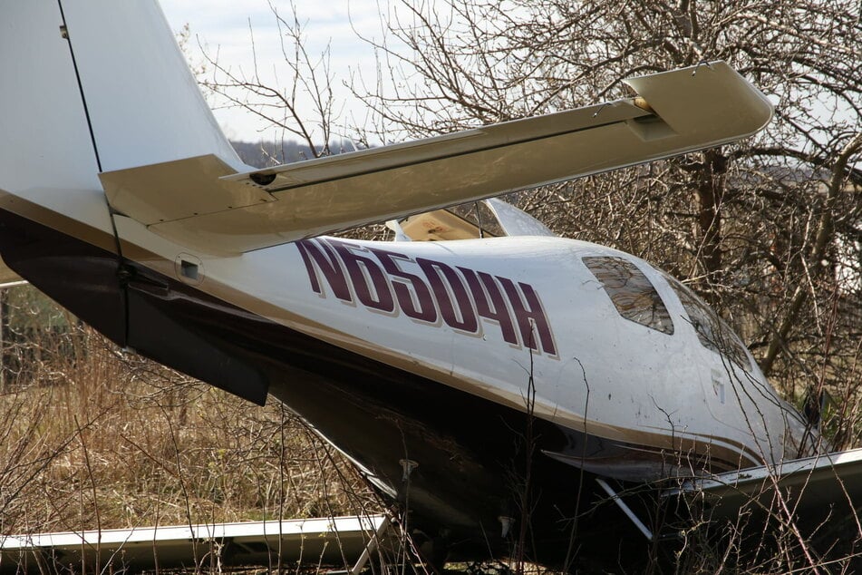 Der Pilot verletzte sich bei der Notlandung schwer. Er wurde in ein Krankenhaus gebracht.