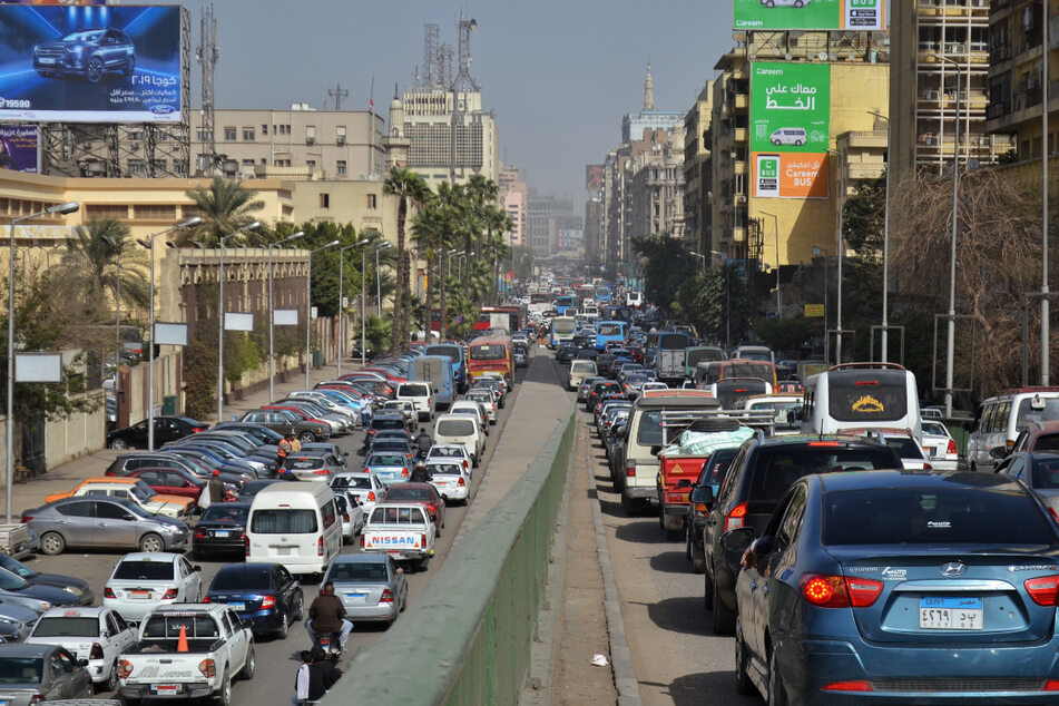 Der Verkehr in Kairo staut sich oft, dadurch kommen Rettungswagen viel zu spät zu Unfällen. (Archivbild)