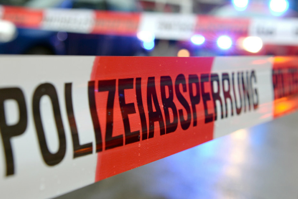 Ein Flatterband mit der Aufschrift "Polizeiabsperrung". (Symbolbild)