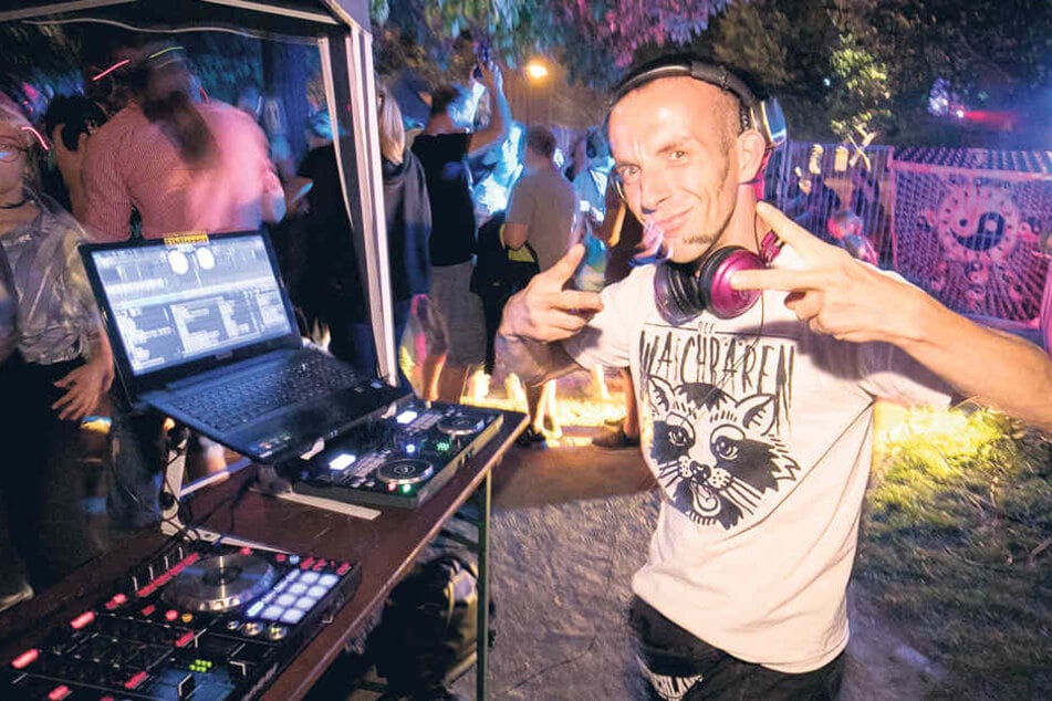 Für die Kopfhörerparty am Königsbrücker Platz mixte DJ Reno7P (36) die Musik
auf zwei Kanälen.