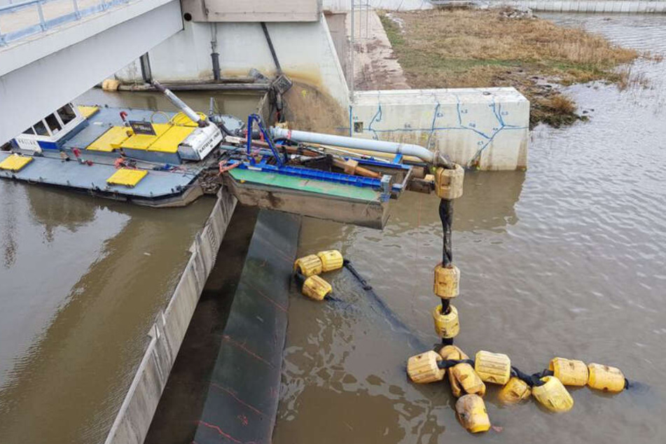 Ein Teil des Schiffs schwebt über dem Unterwasser.