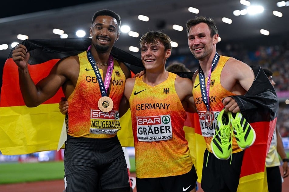 Leo Neugebauer (26, l.) feiert nach dem 1500-Meter-Finale im Zehnkampf der Leichtathletik-EM 2026 in Birmingham mit seinen deutschen Teamkollegen Amadeus Gräber (21, M.) und Silbermedaillengewinner Niklas Kaul (28).