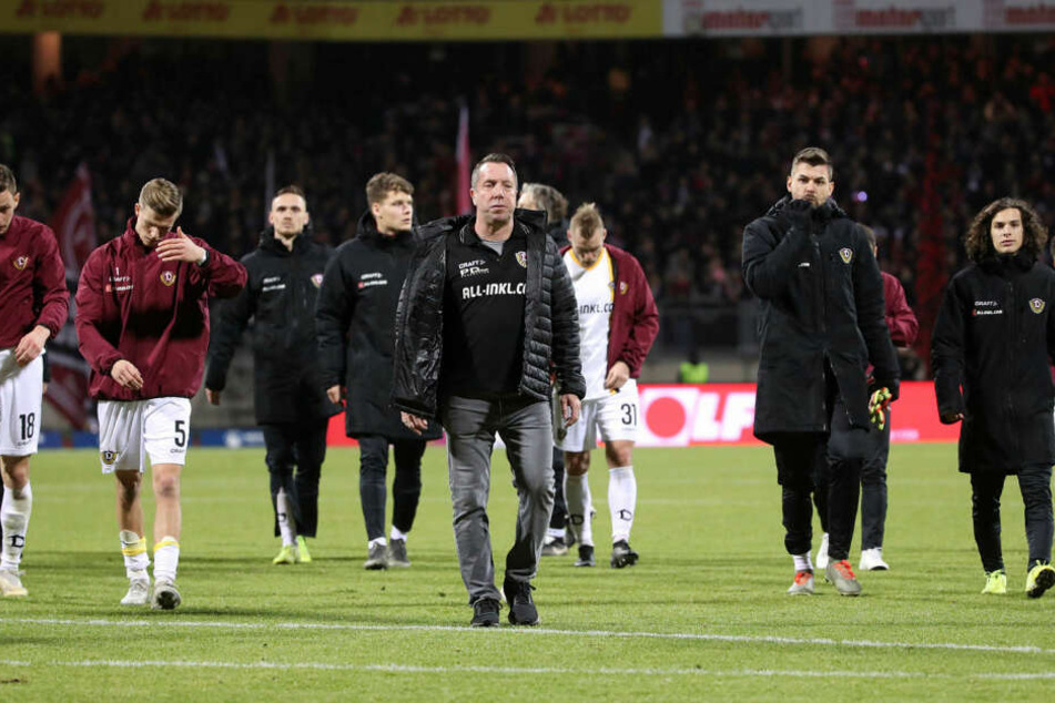 Dynamo-Trainer Markus Kauczinski (M.) muss aus einem niedergeschlagenen Haufen wieder eine schlagkräftige Truppe formen - ohne Neuzugänge wird das schwierig.