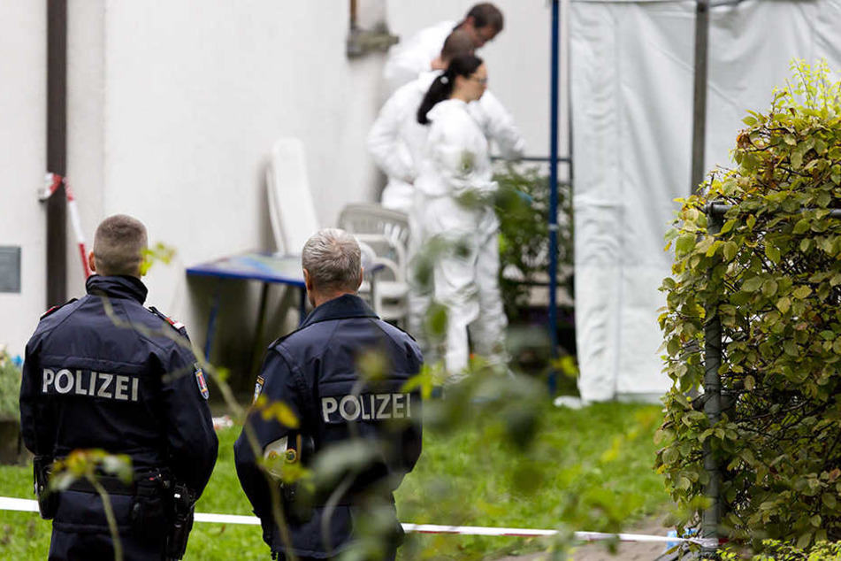 Einsatzkräfte der Polizei und der Spurensicherung sind am Samstag in Hohenems am Tatort. Dort hat sich in der Nacht zum Samstag ein Familiendrama abgespielt.