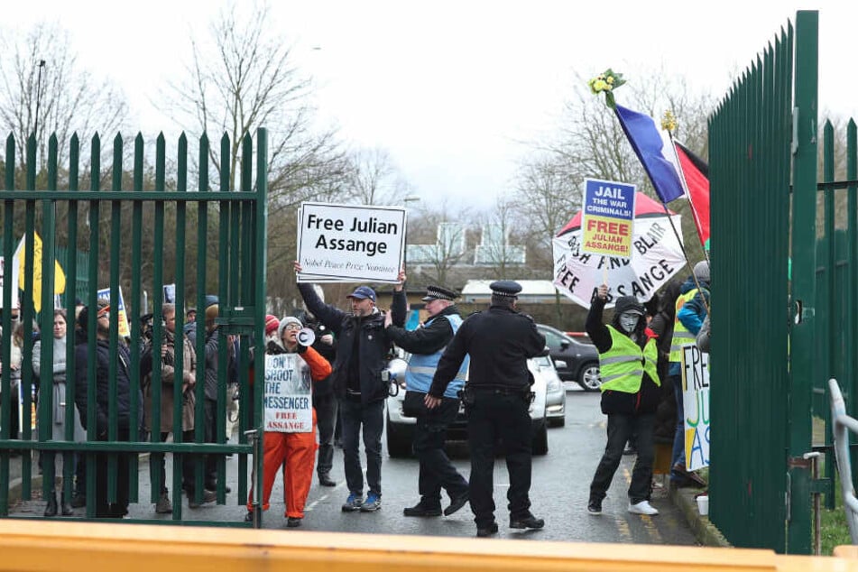 Demonstranten versammelten sich am Montag vor dem Belmarsh Magistrates Gericht in London, in dem die Anhörung zum Auslieferungsverfahren von des Wikileaks-Gründers Assange stattfand.
