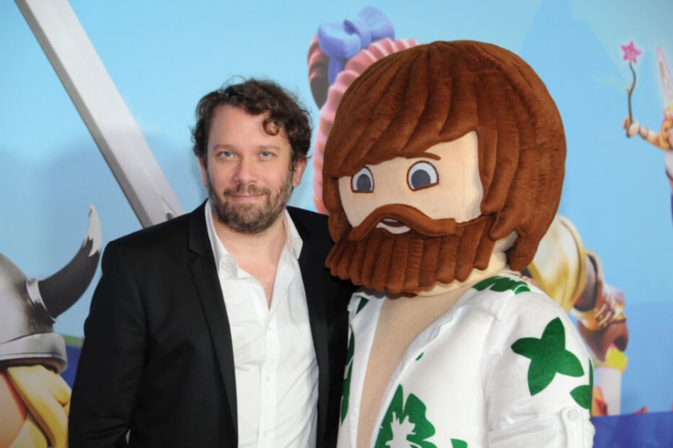 Der Schauspieler Christian Ulmen steht bei seiner Filmpremiere"Playmobil - der Film" mit der Playmobil Figur "Del" im Mathäser Kino in München.