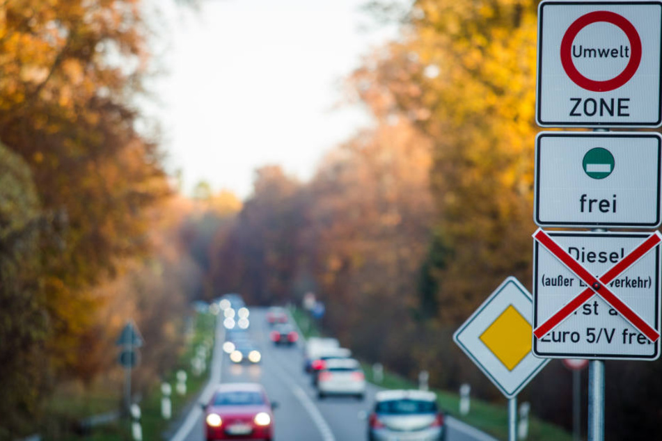 Schilder an einer Straße weisen auf geplante Fahrverbote hin.