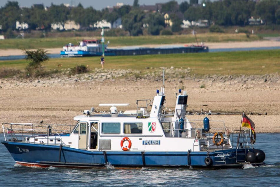 Ein Schiff der Wasserschutzpolizei auf dem Rhein.