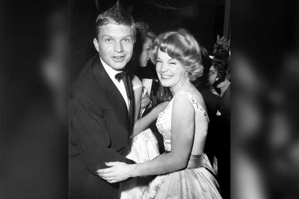 Romy Schneider (1938-1982) und Hardy Krüger tanzen im Hilton-Hotel auf dem Filmball.