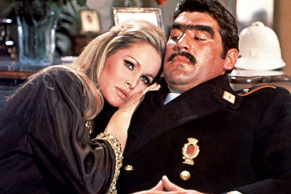 Auch mit Bondgirl Ursula Andress (90) durfte Mario Adorf schmusen.