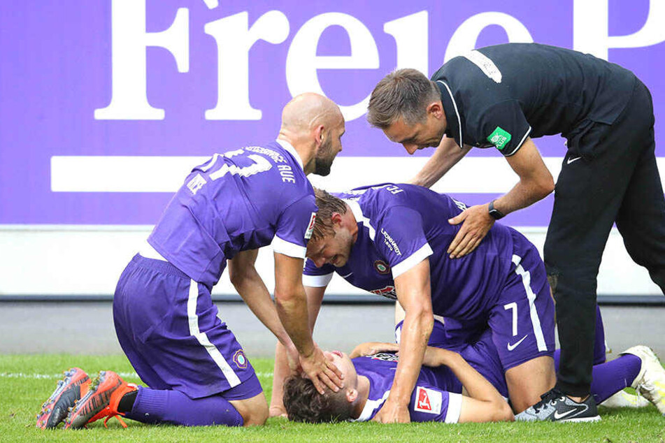 Am Boden liegend wird Tom Baumgart nach seinem Tor zum 3:1 von (v.l.) Philipp Riese, Jan Hochscheidt und Co-Trainer André Meyer gefeiert.