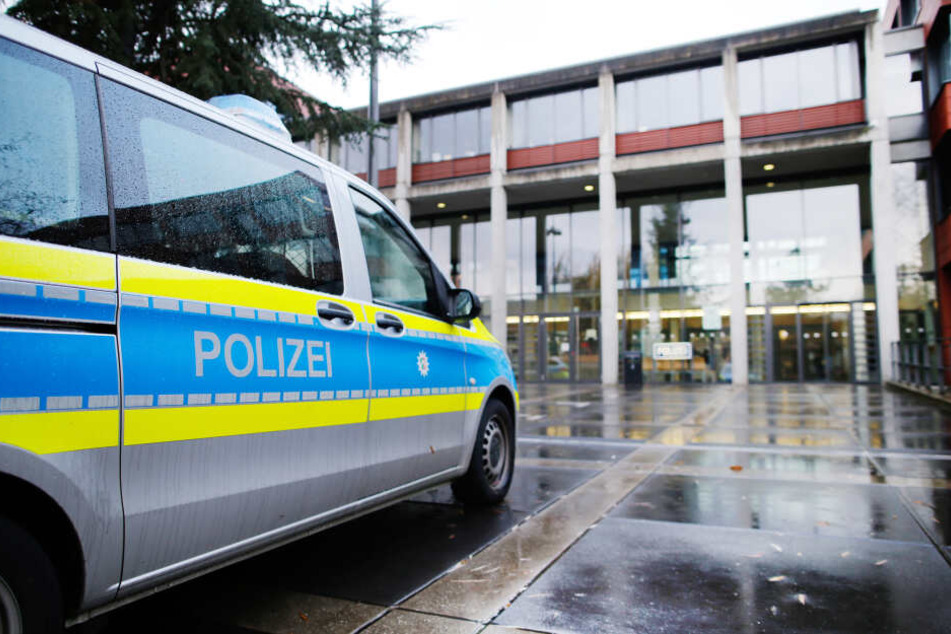 Ein Auto vor der Polizei in Bonn.