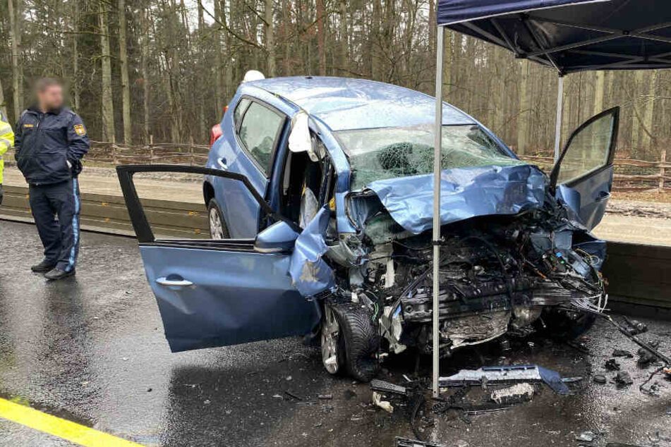 Die Front des Hyundais wurde komplett zerquetscht.