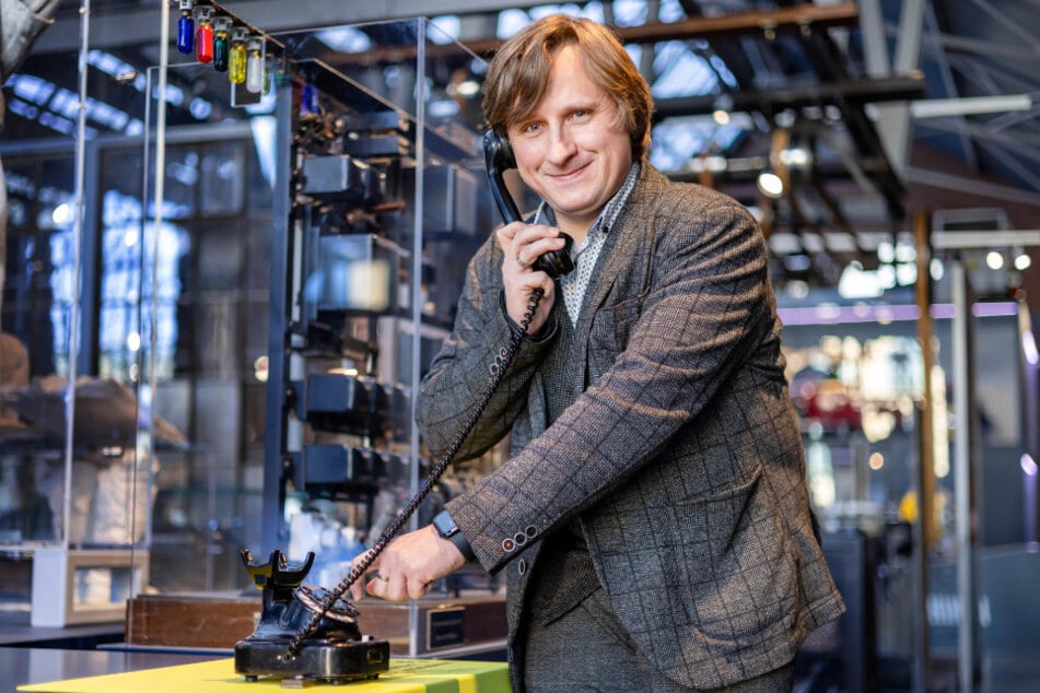 Leiter Jürgen Kabus (43) an einem alten Telefon, freut sich auf die Ausstellung "Telefongeschichten - 100 Jahre Wählvermittlung in Chemnitz"